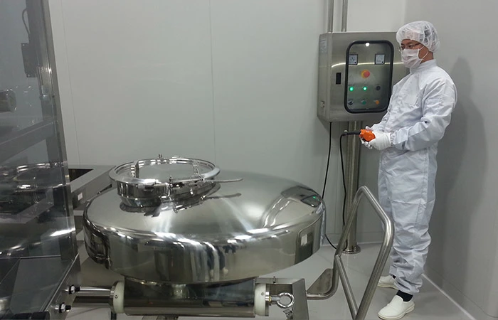 생산설비를 조작하는 작업자